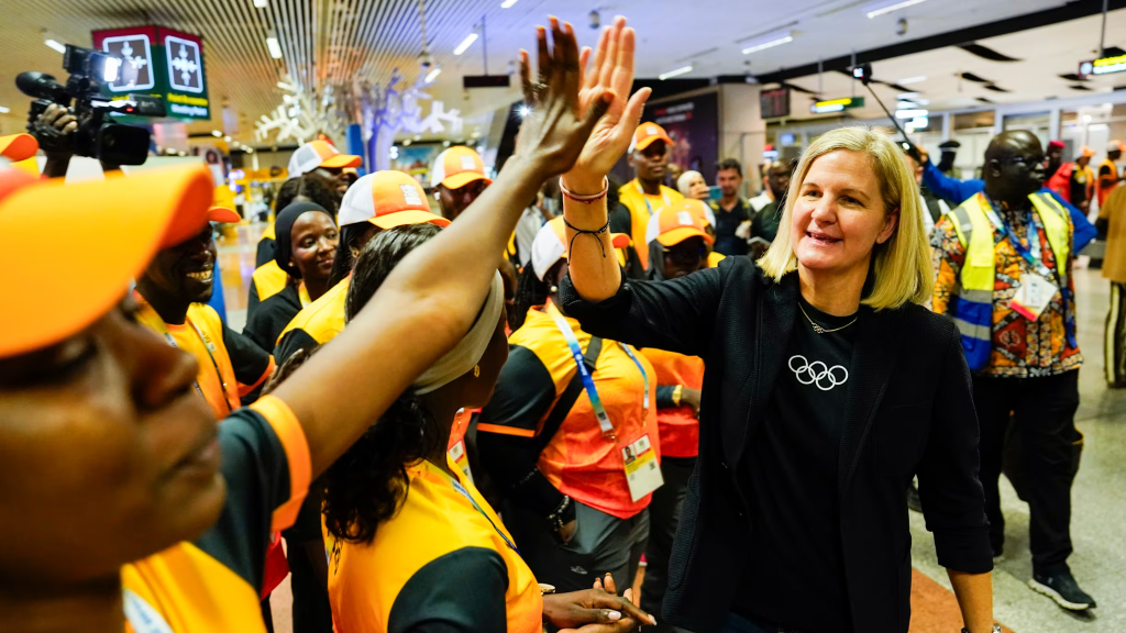 国际奥委会主席考文垂抵达2026年青奥会举办地达喀尔